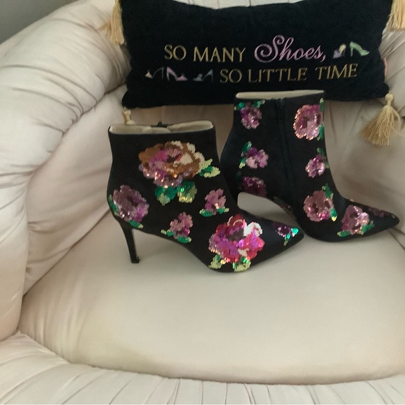 Ankle booties - Picture 2 of 6